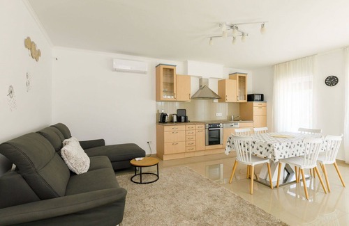 Balatonszarszo Apartamento | Bonito apartamento para 5 personas con A/C, WIFI, TV y balcón