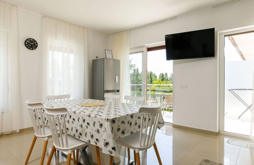 Balatonszarszo Apartamento | Bonito apartamento para 5 personas con A/C, WIFI, TV y balcón