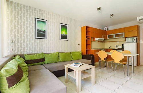Balatonoszod Apartamento | Hermoso apartamento para 5 personas con WIFI, A/C, TV y balcón
