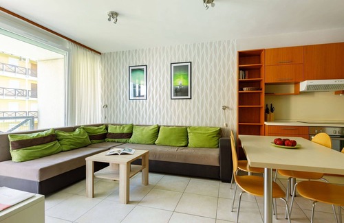 Balatonoszod Apartamento | Hermoso apartamento para 5 personas con WIFI, A/C, TV y balcón