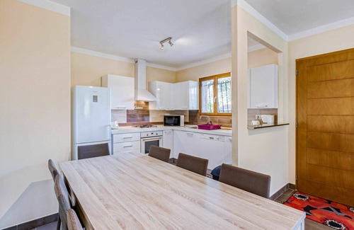 Pietroso Apartamento | Apartamento con WIFI, A/C, piscina, TV, patio, mascotas permitida, vista panorámica, aparcamiento