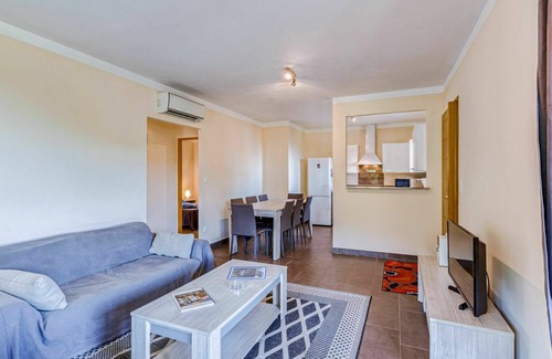 Pietroso Apartamento | Apartamento con WIFI, A/C, piscina, TV, patio, mascotas permitida, vista panorámica, aparcamiento