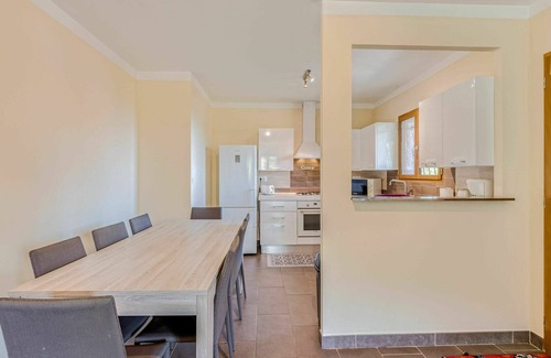 Pietroso Apartamento | Apartamento con WIFI, A/C, piscina, TV, patio, mascotas permitida, vista panorámica, aparcamiento