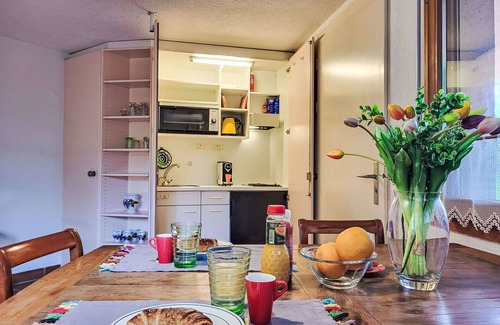 Melano Apartamento | Hermoso apartamento con TV, patio, mascotas permitida, vista panorámica y aparcamiento