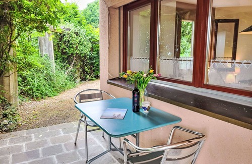 Melano Apartamento | Hermoso apartamento con TV, patio, mascotas permitida, vista panorámica y aparcamiento