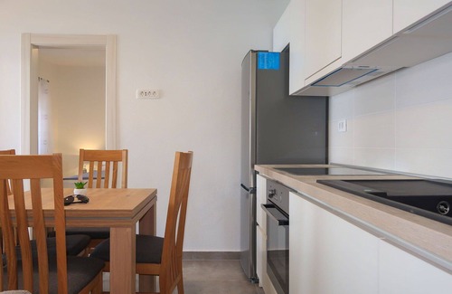 Stinica Apartamento | Hermoso apartamento para 3 personas con WIFI, A/C, TV y terraza