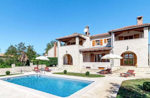 Stifanici Apartamento | Hermoso apartamento con A/C, WIFI, piscina, TV, terraza, mascotas permitida y aparcamiento