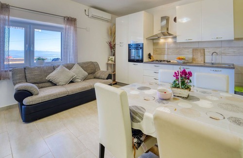 Opatija Apartamento | Bonito apartamento con internet, A/C, TV, terraza, mascotas permitida y aparcamiento