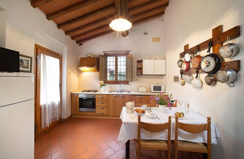 Scandicci Apartamento | Acogedor apartamento para 4 personas con piscina, WIFI, TV y aparcamiento, cerca de Florencia