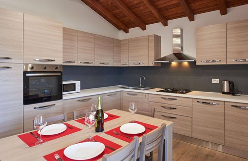 Stazzona Apartamento | Precioso apartamento para 6 personas con piscina, WIFI, bañera de hidromasaje, TV y terraza