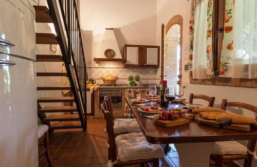 Peccioli Apartamento | Bonito apartamento con WIFI, piscina, A/C, TV, mascotas permitida, vista panorámica y aparcamiento