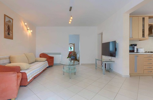 Debeljuhi Apartamento | Acogedor apartamento para 8 personas con WIFI, A/C, piscina, TV, terraza y aparcamiento