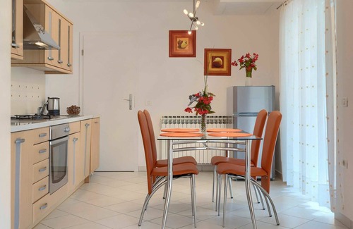 Debeljuhi Apartamento | Acogedor apartamento para 8 personas con WIFI, A/C, piscina, TV, terraza y aparcamiento