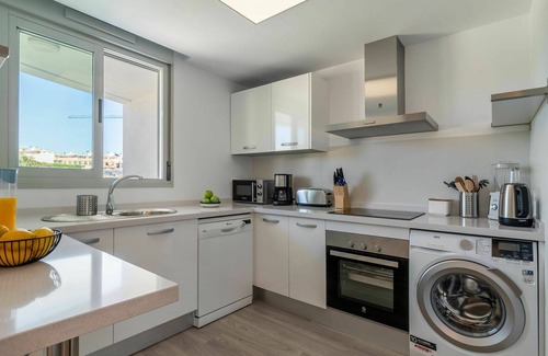 Carihuela Apartamento | Hermoso apartamento para 4 personas con WIFI, A/C, piscina, TV y terraza