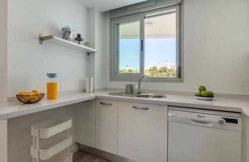 Carihuela Apartamento | Hermoso apartamento para 4 personas con WIFI, A/C, piscina, TV y terraza