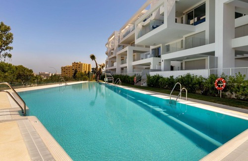 Carihuela Apartamento | Hermoso apartamento para 4 personas con WIFI, A/C, piscina, TV y terraza