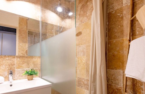 Le Dramont Apartamento | Nice apartment for 4 people with WIFI, pool, TV, patio and pets allowed