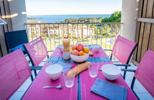 Le Dramont Apartamento | Nice apartment for 4 people with WIFI, pool, TV, patio and pets allowed