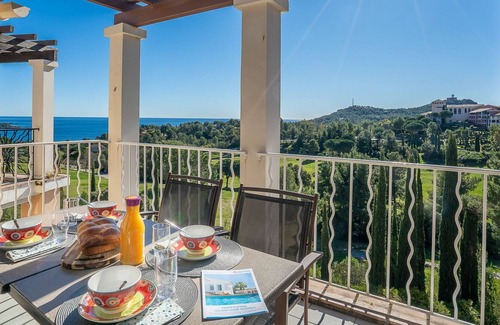 Le Dramont Apartamento | Nice apartment for 4 people with WIFI, pool, TV, patio and pets allowed