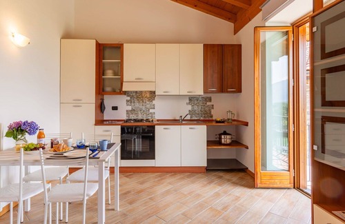 Gera Lario Apartamento | Acogedor apartamento con WIFI, balcón, mascotas permitida, vista panorámica y aparcamiento