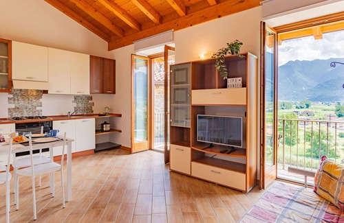 Gera Lario Apartamento | Acogedor apartamento con WIFI, balcón, mascotas permitida, vista panorámica y aparcamiento