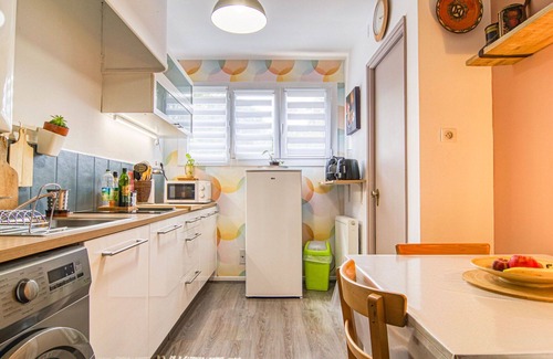 Est Apartamento | Hermoso apartamento para 2 personas con TV, balcón y aparcamiento