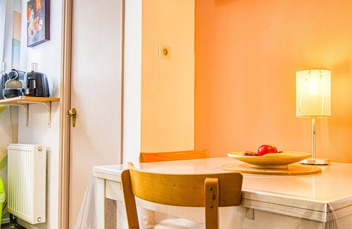 Est Apartamento | Hermoso apartamento para 2 personas con TV, balcón y aparcamiento