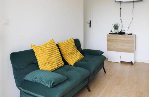 L'Ile-Saint-Denis Apartamento | Nice apartment with balcony and view