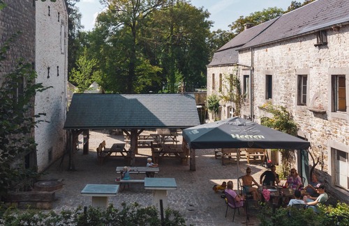 Aywaille Apartamento | Nice apartment in a riverside castle