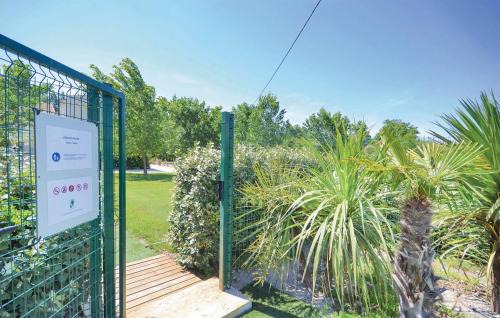 Le Sambuc Apartamento | Nice Apartment In Le Sambuc With Wifi