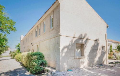 Le Sambuc Apartamento | Nice Apartment In Le Sambuc With Wifi
