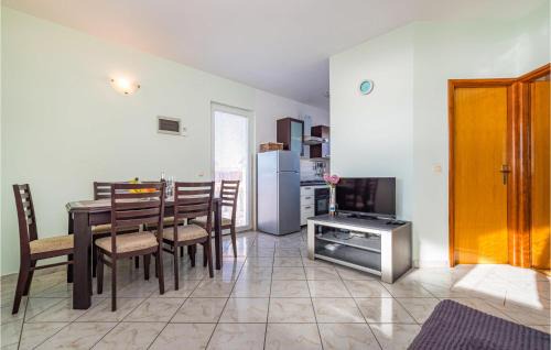 Rtina Apartamento | Nice Apartment In Rtina With Wifi