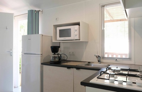 Cisano Casa | Bonito apartamento en villa para 6 personas con A/C, piscina, WIFI, terraza y aparcamiento