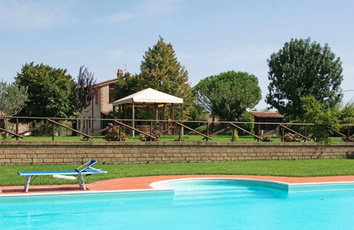 Trevinano Villa | Bonito apartamento en villa con WIFI, piscina, balcón, mascotas permitida y aparcamiento