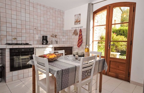 Velleron Casa | Acogedor apartamento en villa para 4 personas con WIFI, piscina, TV y terraza
