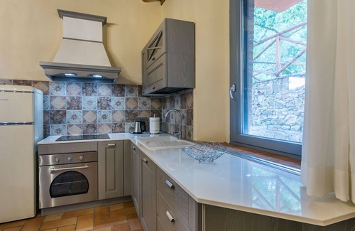 Castagneto Carducci Villa | Acogedor apartamento en villa para 4 personas con WIFI, piscina, A/C, TV y mascotas permitida