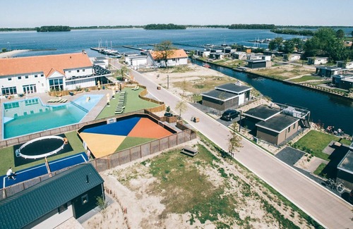 Municipality of Nunspeet Casa | Bonito apartamento en villa para 4 personas con piscina, WIFI, TV, terraza y aparcamiento