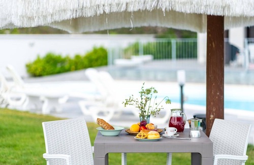 Citta Sant'Angelo Villa | Bonito apartamento en villa con piscina, A/C, WIFI, TV, patio, mascotas permitida, vista panorámica