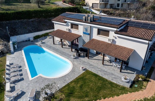 Citta Sant'Angelo Villa | Bonito apartamento en villa con piscina, A/C, WIFI, TV, patio, mascotas permitida, vista panorámica