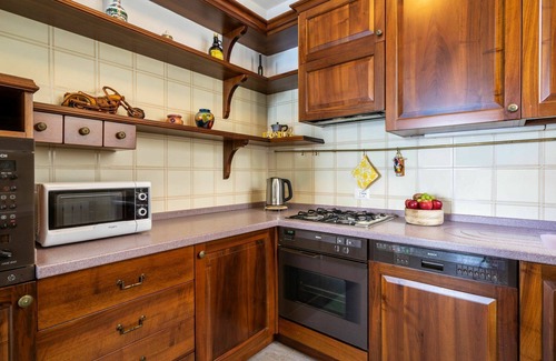 Someraro Casa | Acogedor apartamento en villa con WIFI, TV, balcón, mascotas permitida y aparcamiento