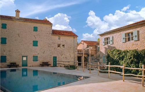 Karlovici Apartamento | Nice Apartment In Zminj With Wifi