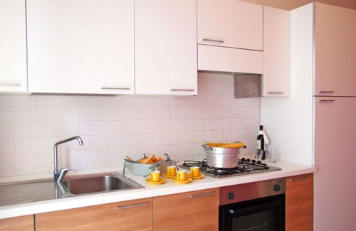 Alba Adriatica Apartamento | Acogedor apartamento con piscina, WIFI, A/C, TV, balcón, mascotas permitida y aparcamiento