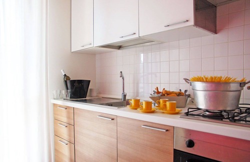 Alba Adriatica Apartamento | Acogedor apartamento con piscina, WIFI, A/C, TV, balcón, mascotas permitida y aparcamiento