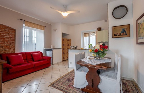 Castell'Alfero Apartamento | Acogedor apartamento para 4 personas con piscina, WIFI, TV y patio