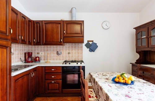 Diano Castello Apartamento | Bonito apartamento para 4 personas con piscina, WIFI, TV, terraza, mascotas permitida y aparcamiento