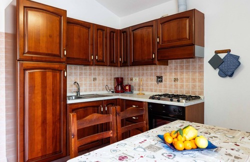 Diano Castello Apartamento | Bonito apartamento para 4 personas con piscina, WIFI, TV, terraza, mascotas permitida y aparcamiento