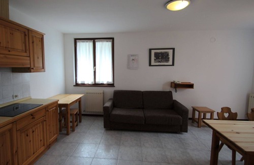 Tiarno di Sotto Apartamento | Bonito apartamento con piscina, WIFI, TV, terraza, aparcamiento, cerca de Riva Del Garda
