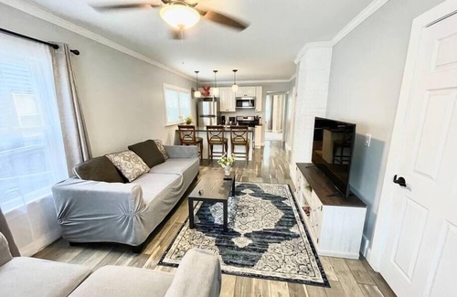 Tremont Apartamento | Nice Apartment next to Christmas Story House