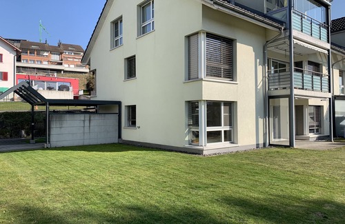 Hunenberg Apartamento | Bonito apartamento con jardín y vistas a las montañas, granjas y colinas.