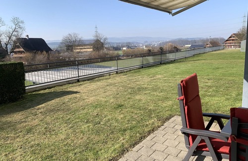 Hunenberg Apartamento | Bonito apartamento con jardín y vistas a las montañas, granjas y colinas.